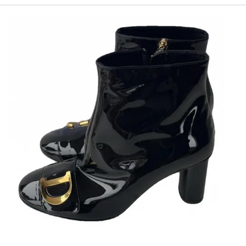 Dior
Patent leather boots